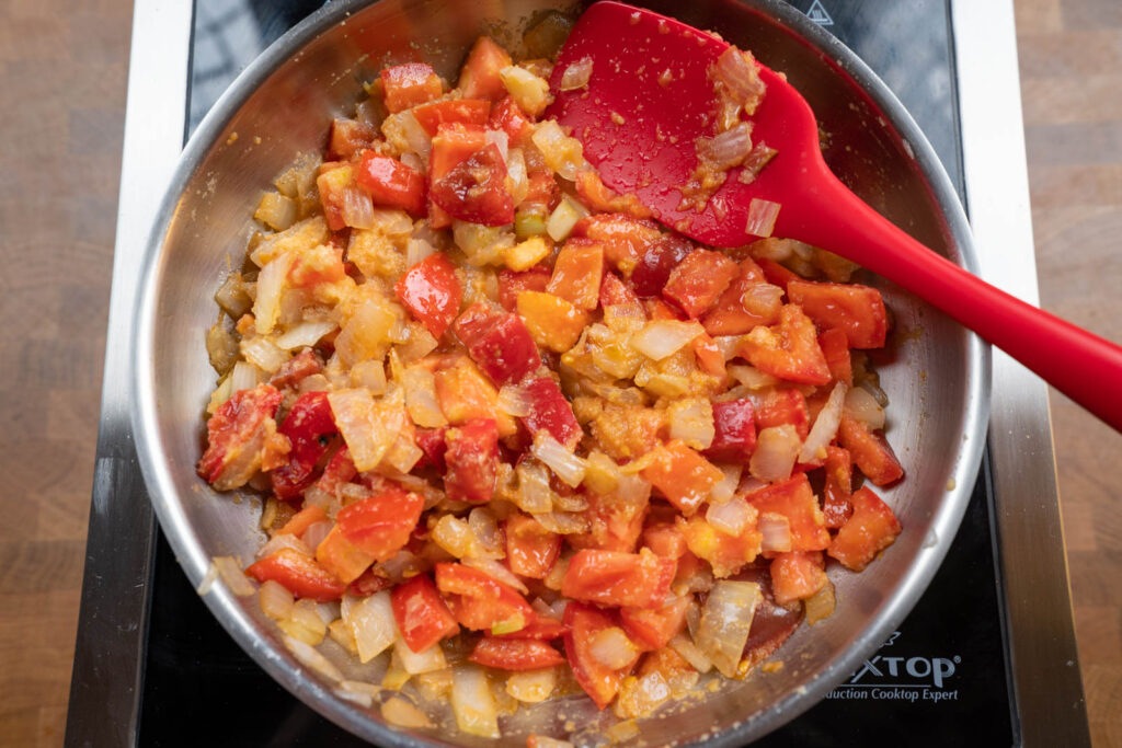 Baigan Bhartha: cooking tomatoes