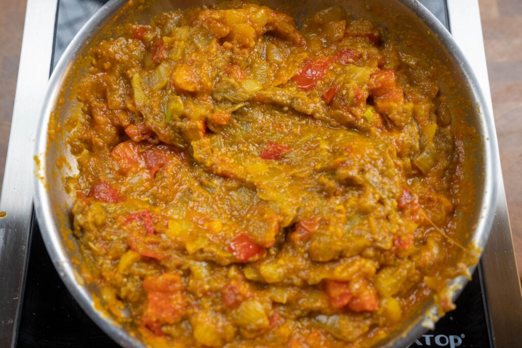 Baigan Bhartha: combine ingredients